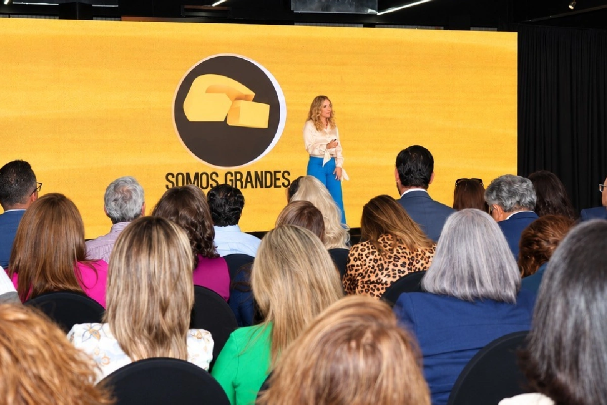 Ninfa Salinas, hija de Ricardo Salinas Pliego, se reunió con 500 empresarios en Tijuana.
