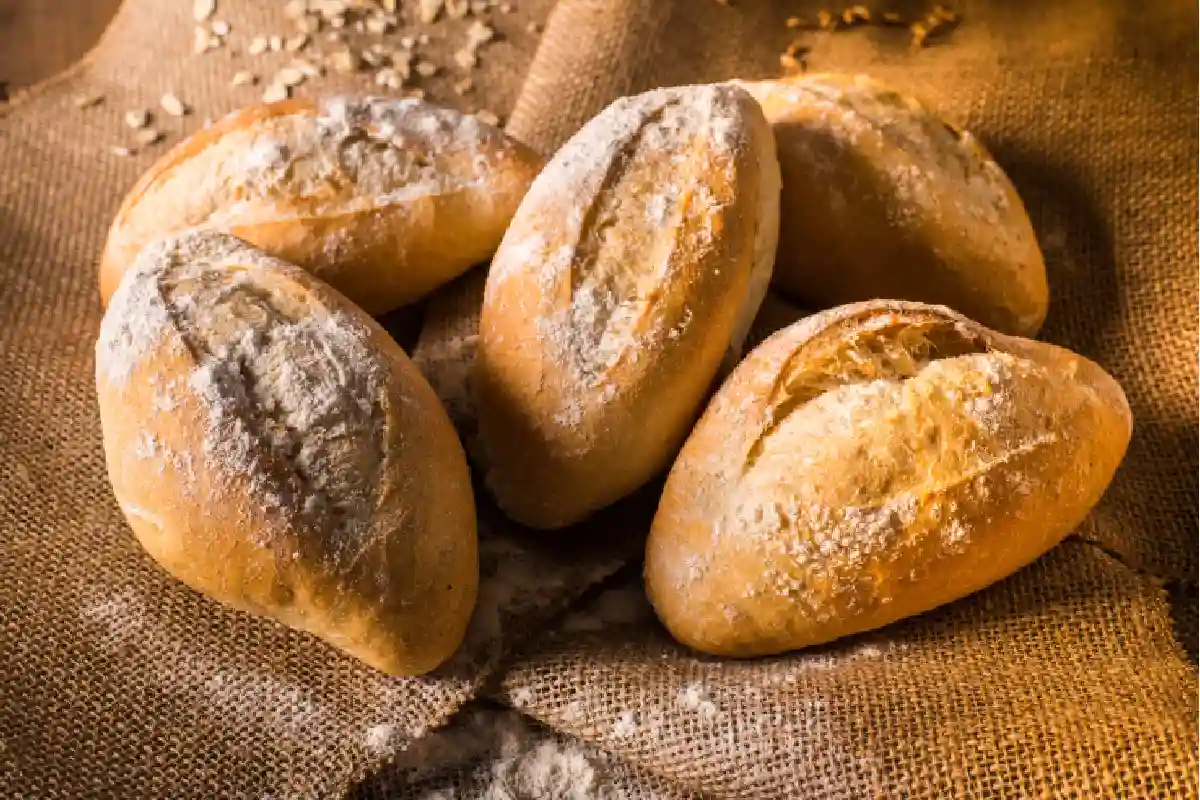 Piezas de bolillos sobre un costal