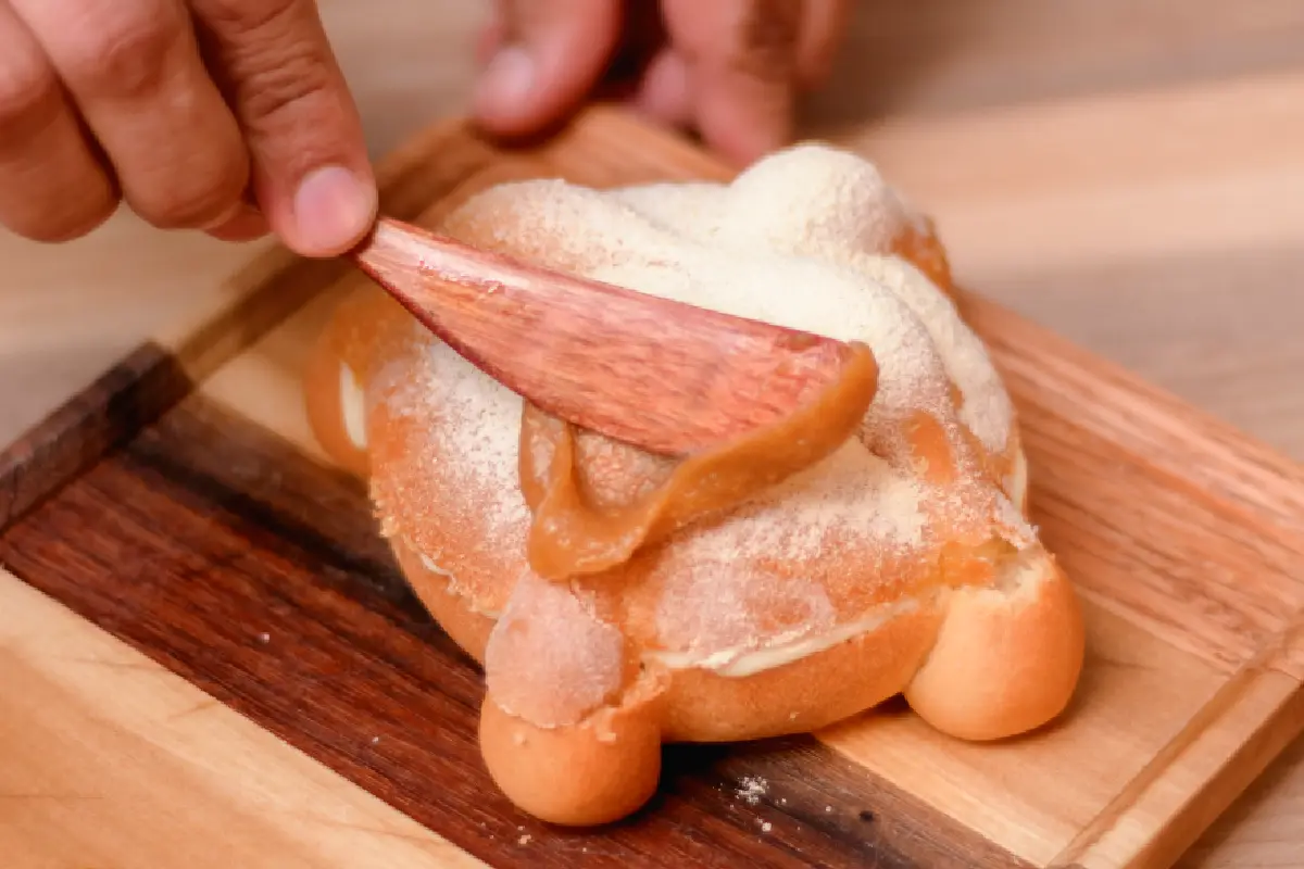 pan de muerto con mermelada