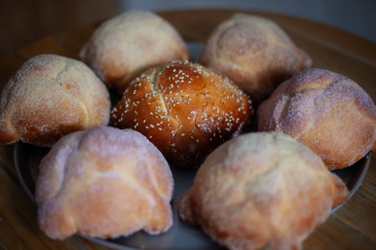 Charola con pan de muerto