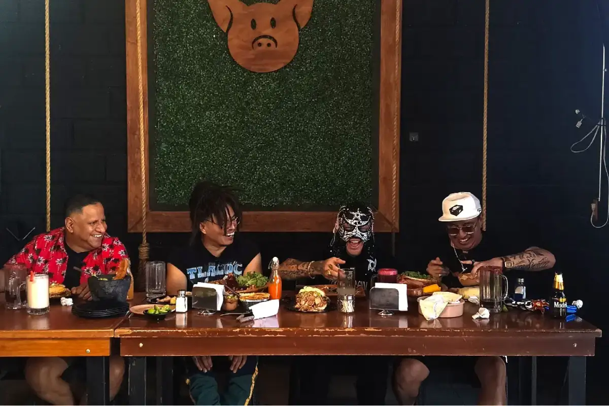 Mesa con hombres comiendo