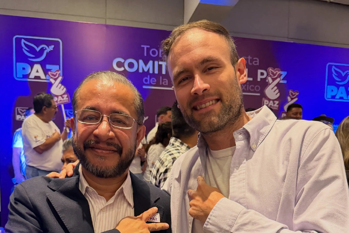 Pepe Monroy (D) con Hugo Éric Flores.