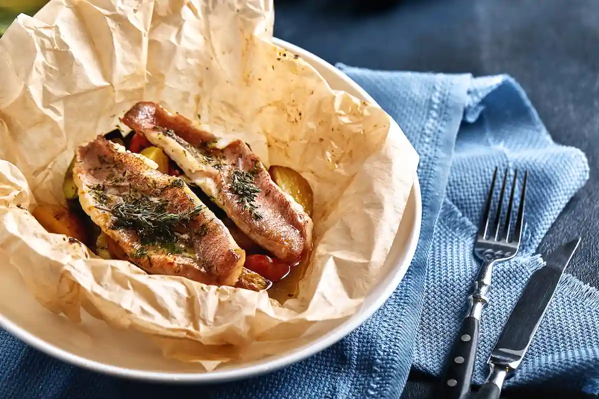 pescado empapelado con verduras receta