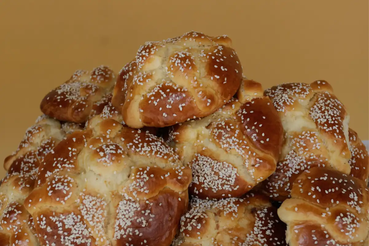 Montaña de pan de muerto con ajonjolí