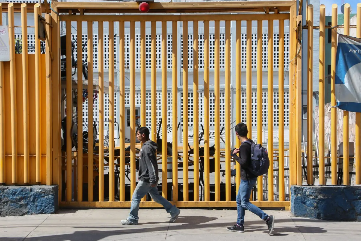Personas con el rostro cubierto ingresan a la Prepa 1 de la UNAM; exigen que se cumplan sus demandas