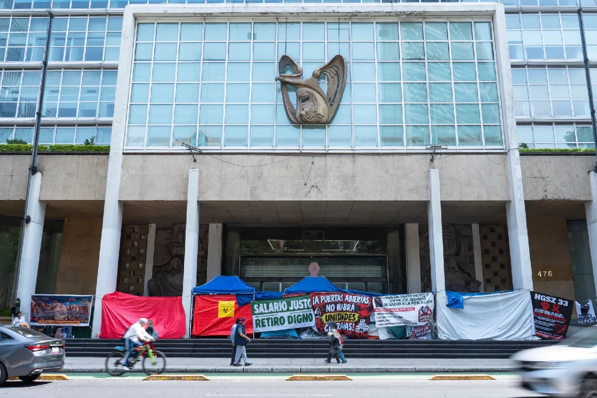 Trabajadores del IMSS mantienen bloqueos en CDMX y algunos estados previo a la megamarcha