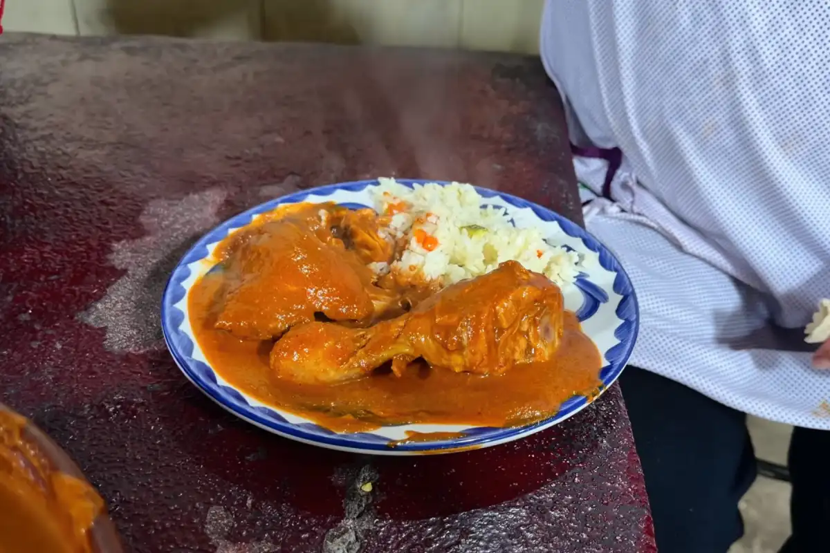 Plato con mole de guayaba y arroz blanco