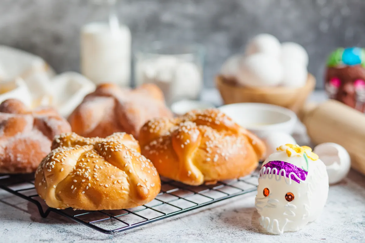 Piezas de pan de muerto sobre una rejilla