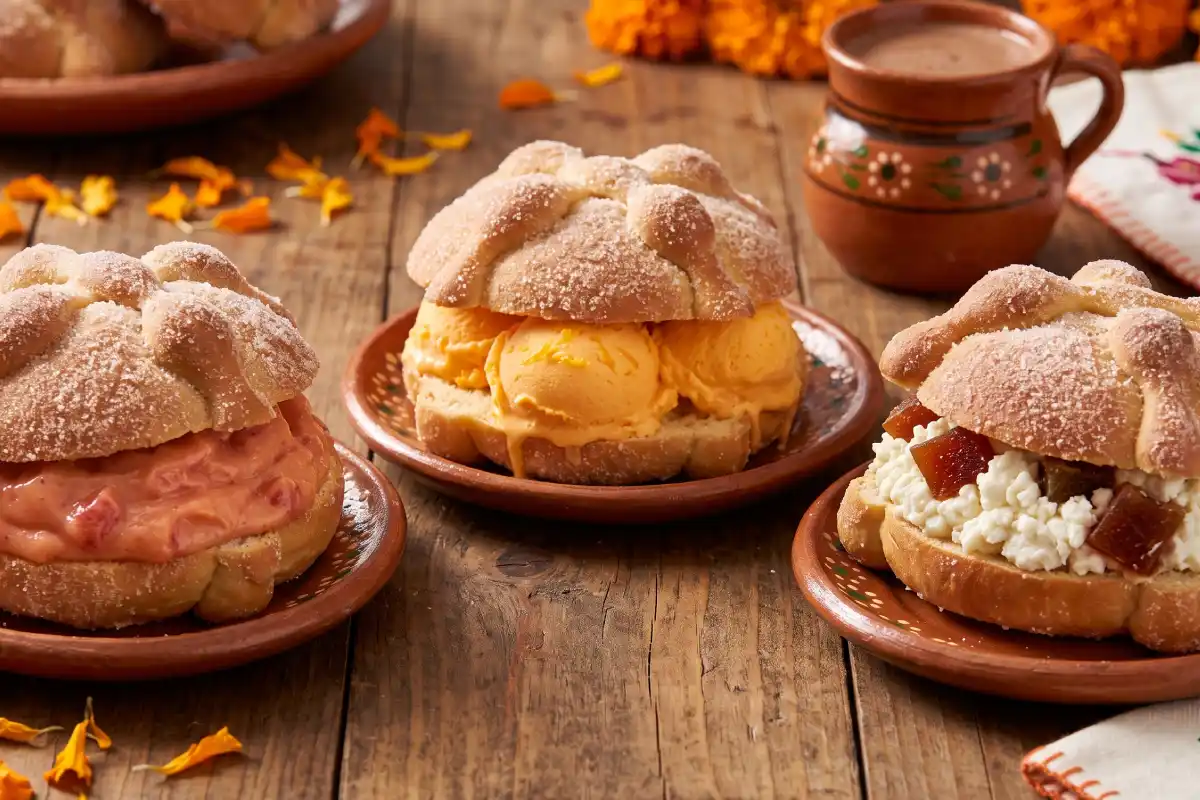 Pan de muerto rellenos sobre una mesa