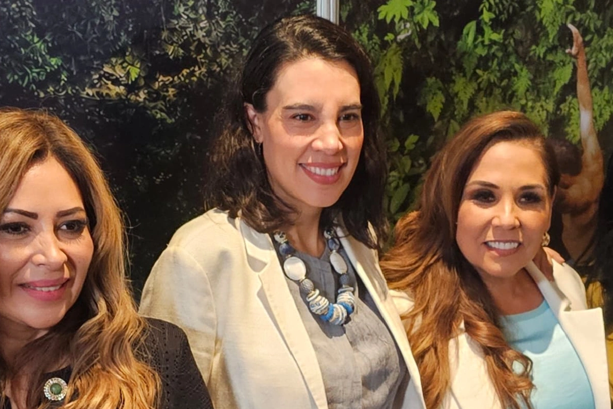 La titular de Sectur, Josefina Rodríguez (centro), junto con Mara Lezama, gobernadora de Quintana Roo.