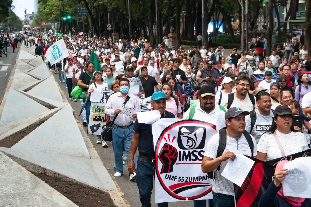 Sheinbaum ordena plan para atender demandas de trabajadores del IMSS; pide consulta sindical libre