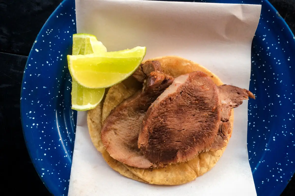 Plato de peltre con tacos de lengua de res