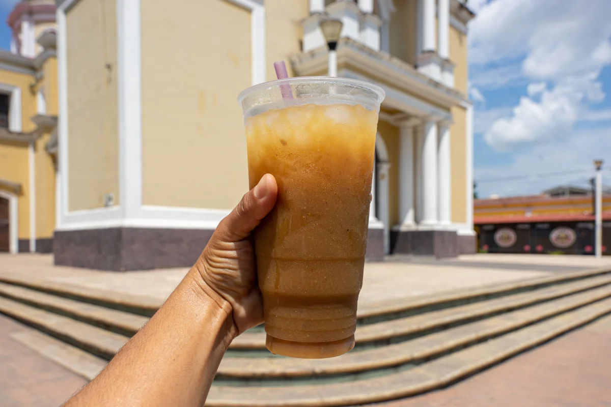 Mano sujetando un vaso con tejuino