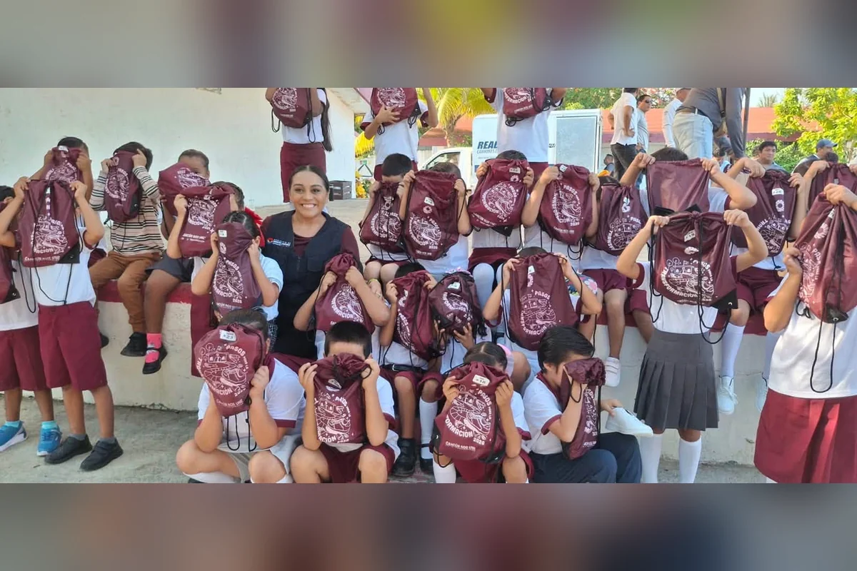 Hace unos días entregaron calzado deportivo a más de 23 mil menores de escuelas públicas. Foto: Ayuntamiento Cancún.