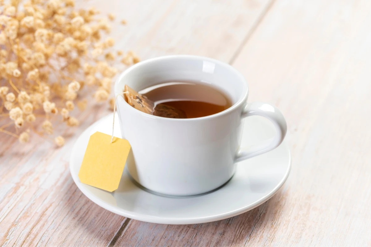 Taza con un té rojo