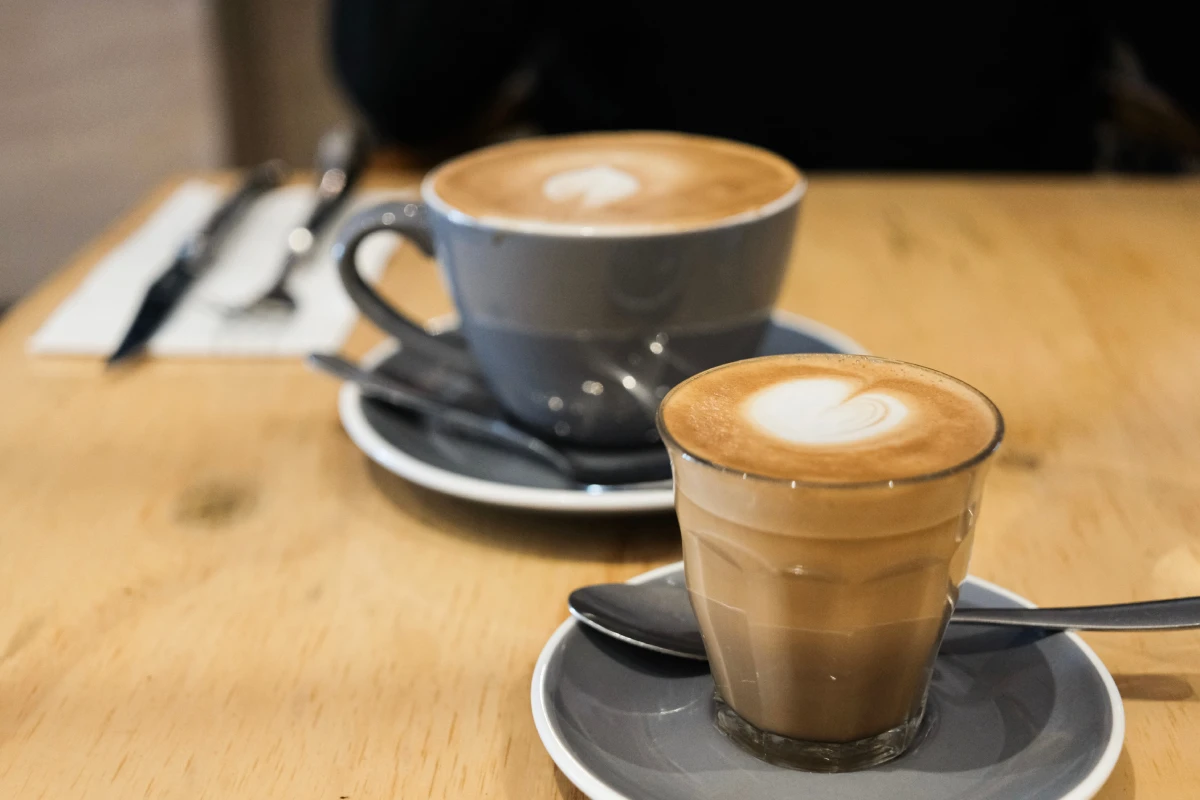 Mesa con un latte y un flat white
