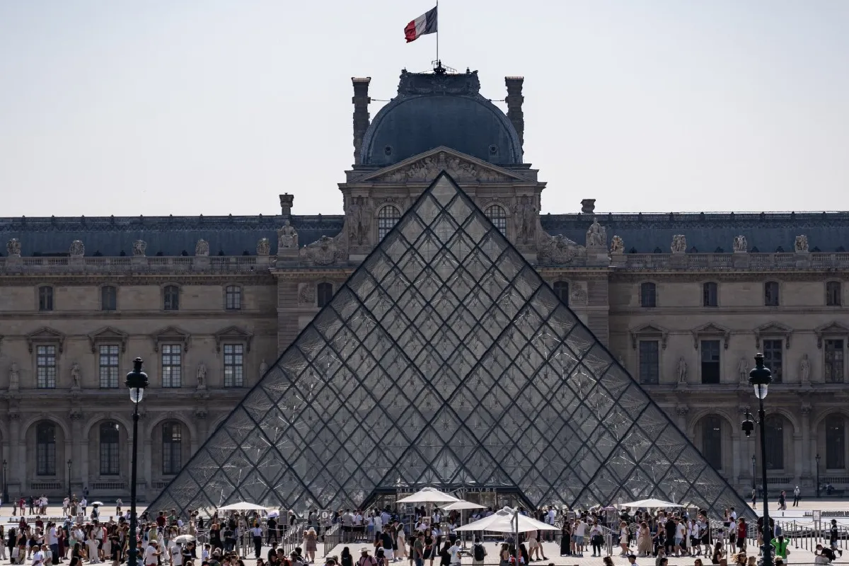 Los toques de queda en algunos barrios de París se extenderán hasta el lunes 26 de octubre