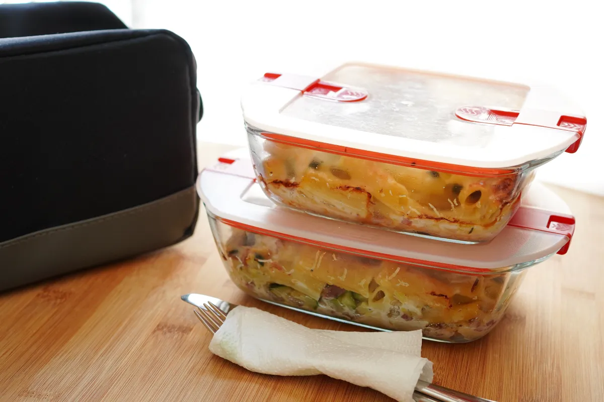 Tupper apilados con comida en su interior