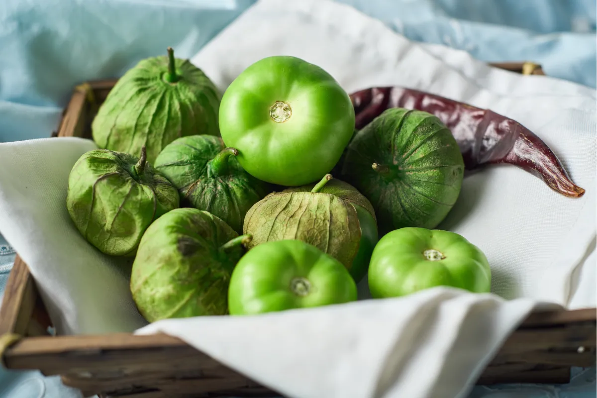 Canasta con tomates verdes