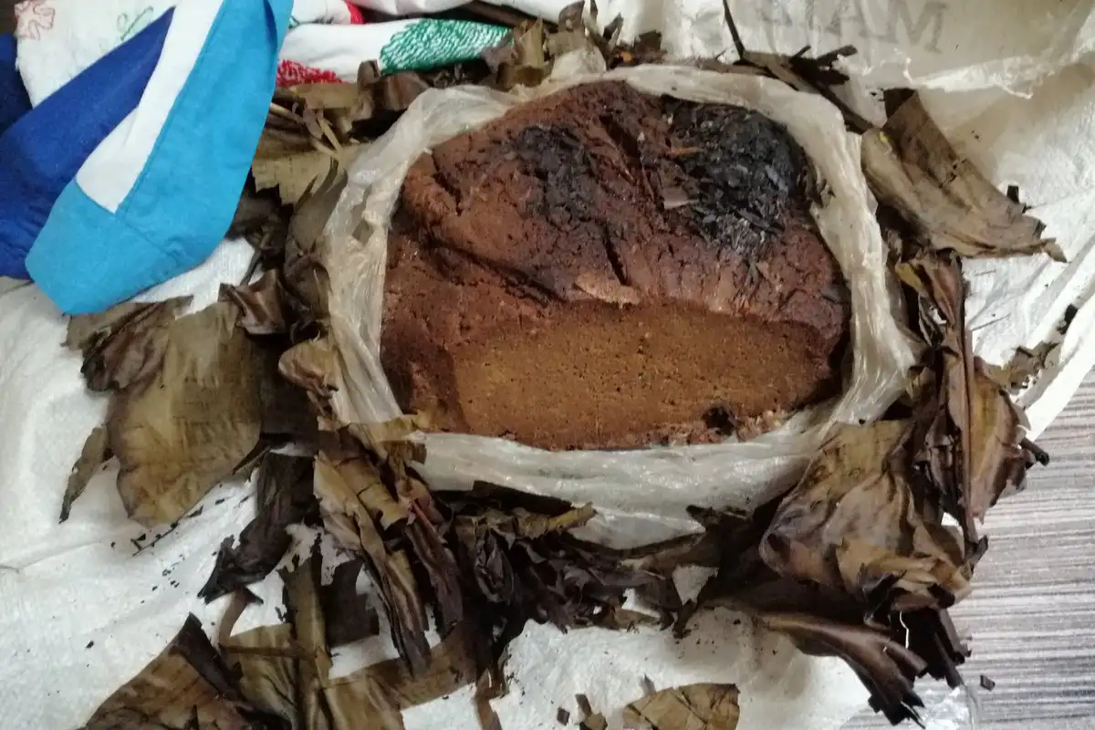 Tamal envuelto en hojas de platano