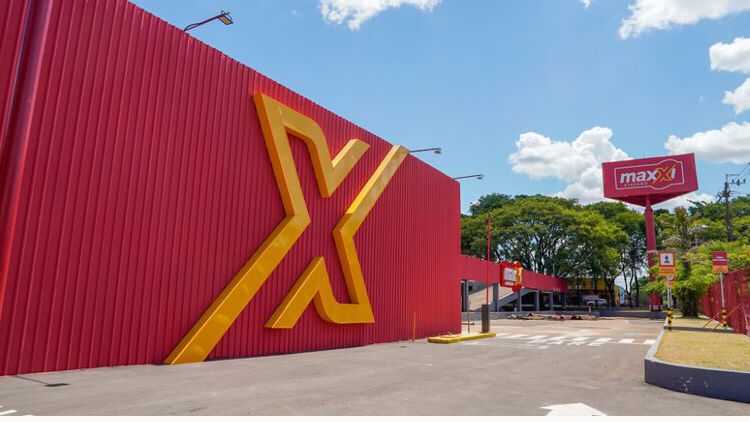 Maxxi inaugura loja em Foz