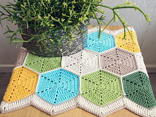 Hexagon Table Runner by Marinke Slump