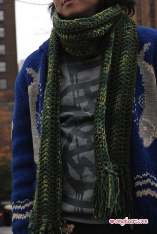 Treasure Hunter Scarf - Dag Hammarskjold Plaza, United Nations, New York – Sculpture by Rachel Owens