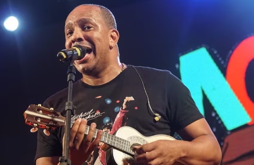 Mumuzinho interrompe show para homenagear Anderson Leonardo