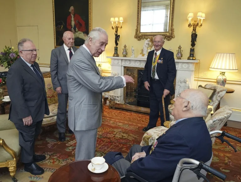 Após rumores de morte, Rei Charles III  é visto deixando Palácio