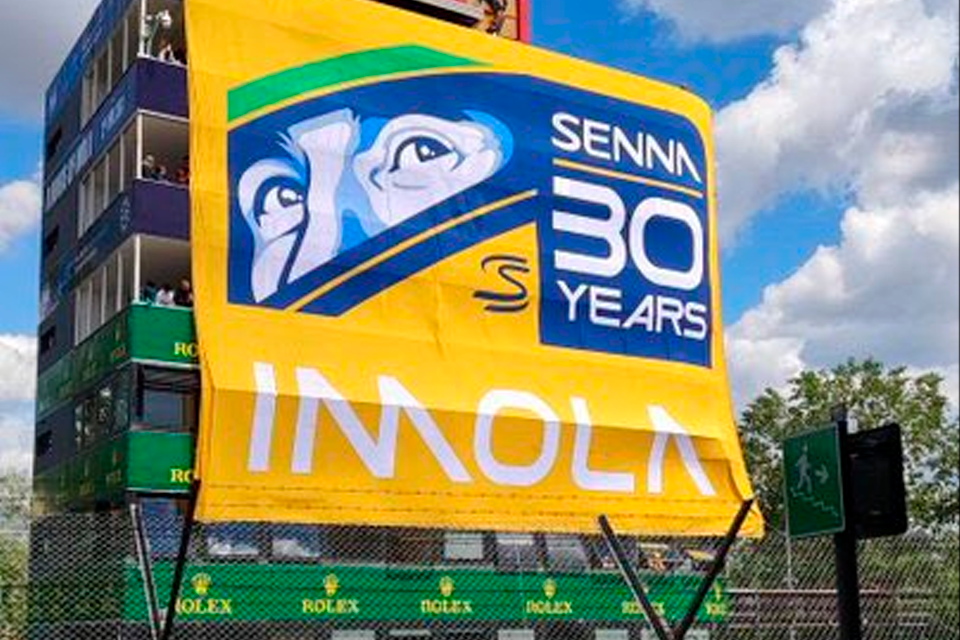 Com bandeirão, Senna é homenageado em autódromo onde morreu