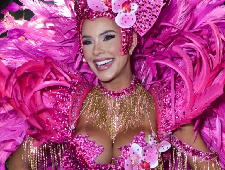 Em noite de estreia no Carnaval, Ivy Moraes passa perrengue com fantasia