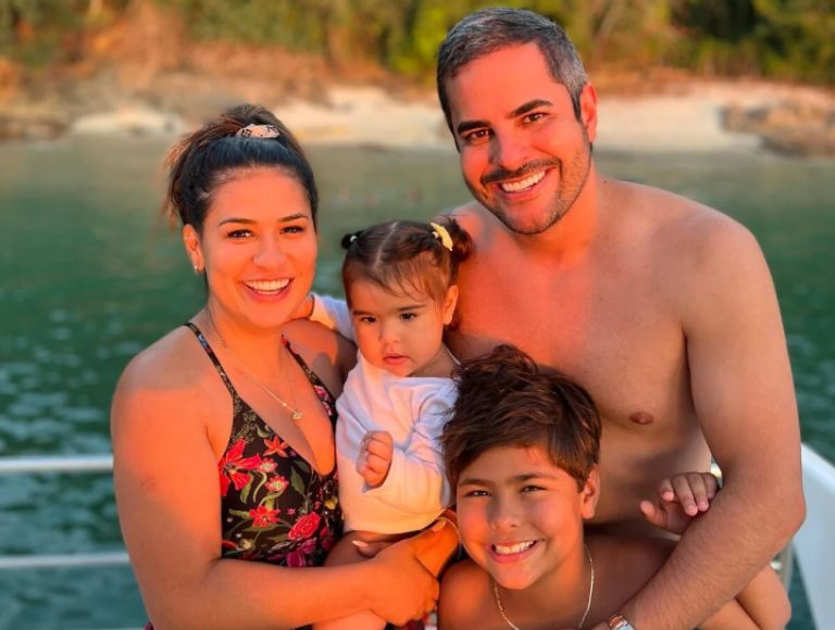 Simone Mendes com Kaká Diniz e os filhos