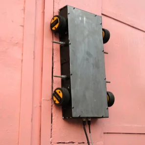 Base mobile robot Inspection Maintenance AMR sur chenilles magnétiques verticales Gecko Gridbots