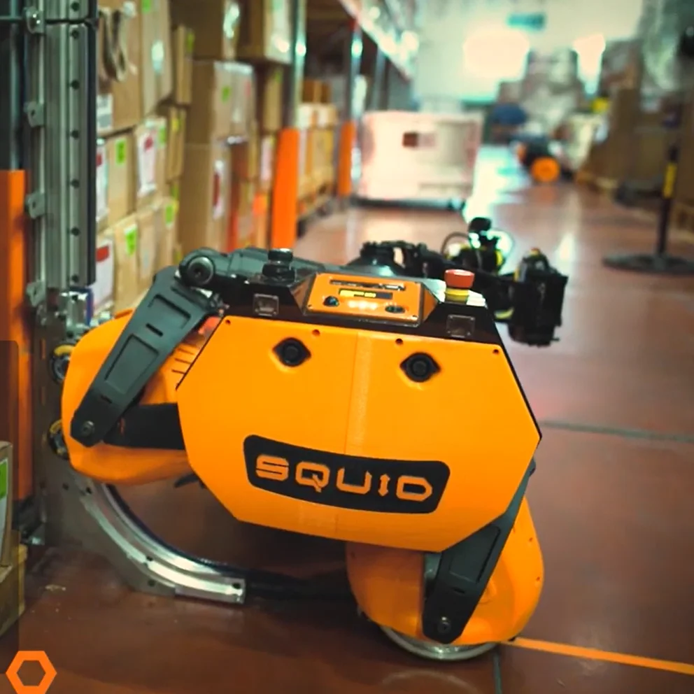 Flotte robotique autonome synchronisée SqUID Bionic HIVE solution mobile entrepôt adaptable 3 dimensions cartésien