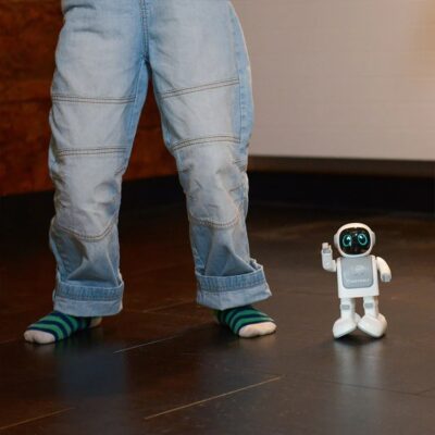 Robot compagnon danseur autonome Kidyrobot Kidywolf