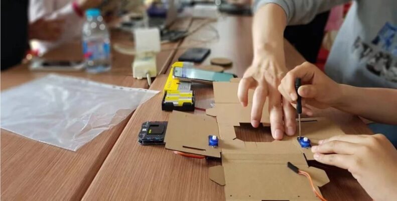 Robot compagnon éducatif programmation Scratch Tokybot kit Tokylabs