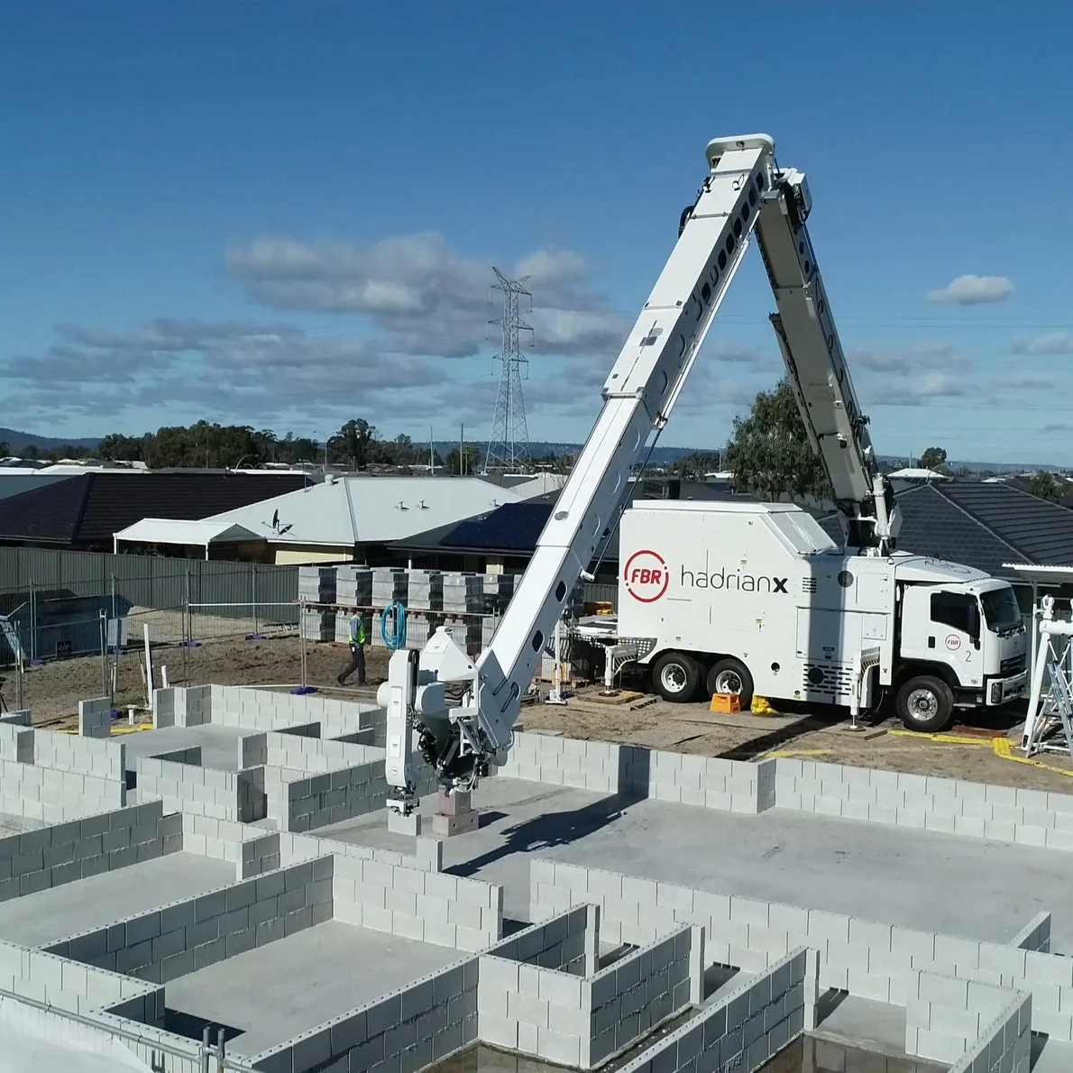 Robot de construction de précision mobile extérieur Technologie de Stabilisation Dynamique (DST™) Hadrian X® FastBrick Robotics (FBR)