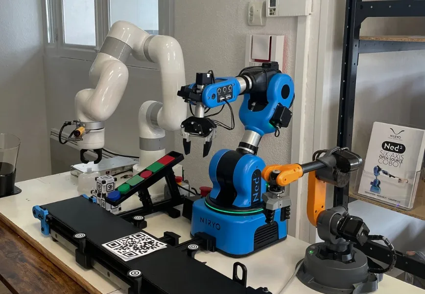 Illustratie: Samenwerkende industriële robot — 2/6