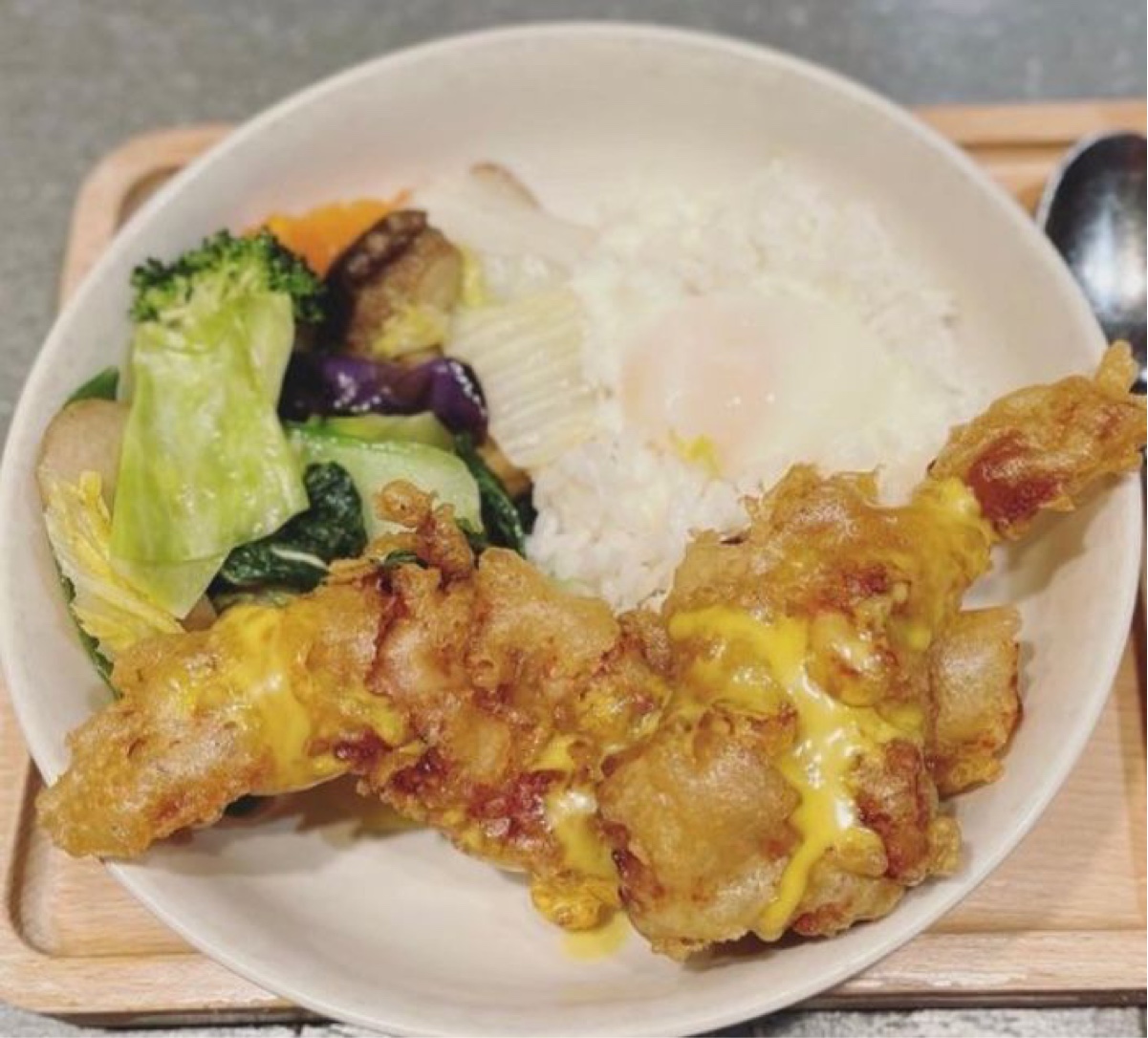 野菜炸雞溫泉蛋飯