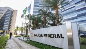 Polícia Federal prende ex-ministro interino de Bolsonaro em operação.