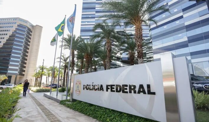Polícia Federal prende ex-ministro interino de Bolsonaro em operação.