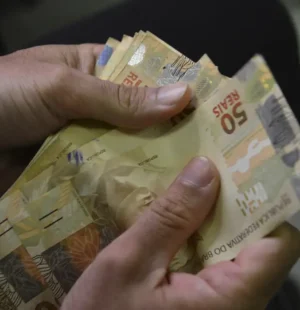 Imagem de notas de reais.