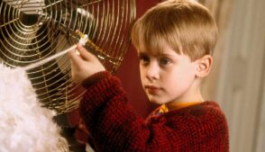 Macaulay Culkin no filme Esqueceram de Mim.