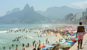 Turistas vão injetar quase R$ 150 bilhões na economia durante o verão 2025.