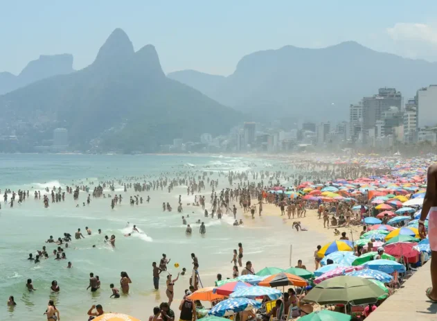 Turistas vão injetar quase R$ 150 bilhões na economia durante o verão 2025.