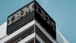 "Tecnologia não apenas constrói o futuro, ela o define", declarou o presidente do conselho e CEO da IBM, Arvind Krishna, em comunicado.