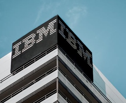 "Tecnologia não apenas constrói o futuro, ela o define", declarou o presidente do conselho e CEO da IBM, Arvind Krishna, em comunicado.