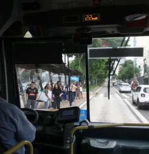 Visão da rua de dentro de um ônibus na Rua da Consolação em São Paulo