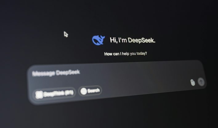 DeepSeek é um modelo de IA avançado desenvolvido na China com baixo custo.