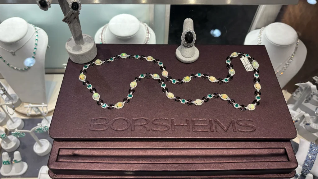 Uma exposição de jóias de Borsheim é vista na reunião anual de acionistas da Berkshire Hathaway em Omaha, Nebraska, em 2 de maio de 2025.